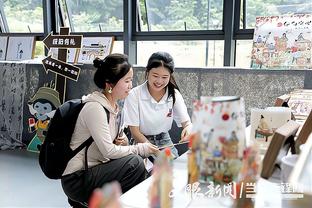 韩国女团成员Jennie，在商场遇到了孙兴慜的小球衣周边